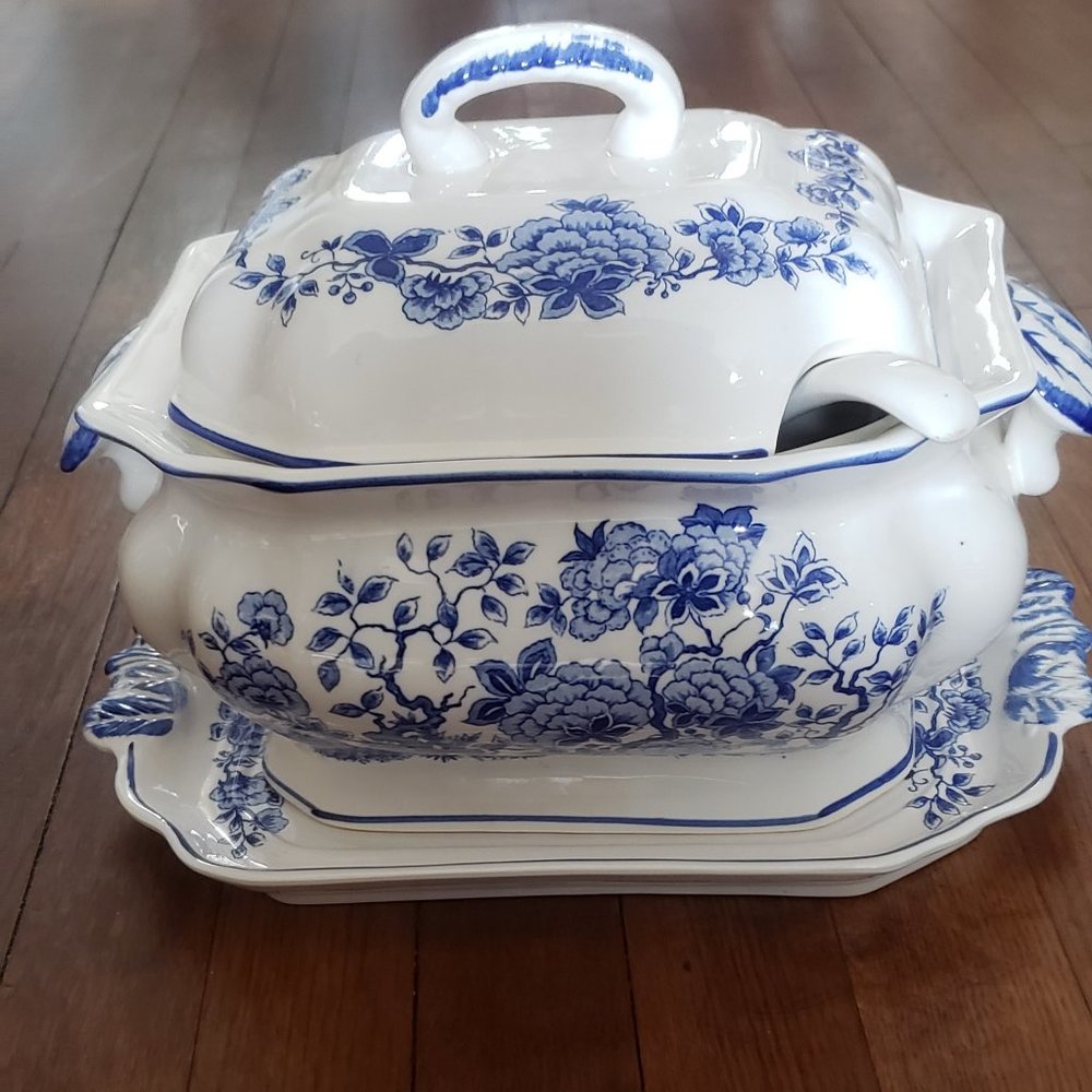 MID CENTURY 4PC. BLUE AND WHITE FLORAL SOUP TUREEN